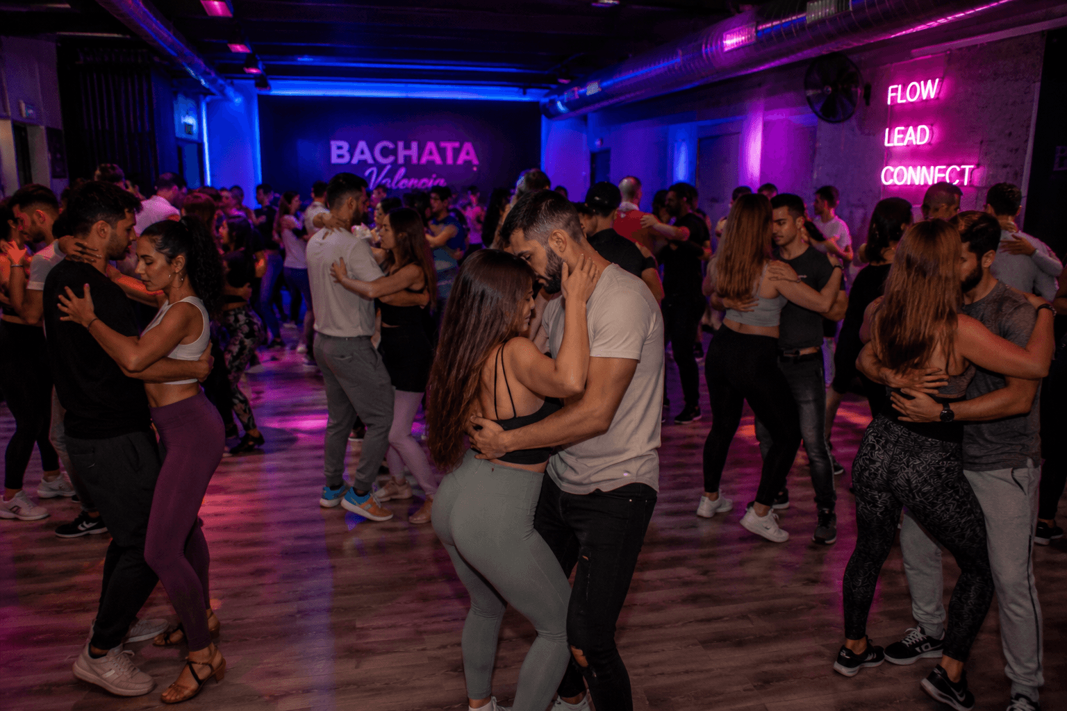 Dónde bailar bachata en Barcelona hoy: mejores sitios, días y consejos